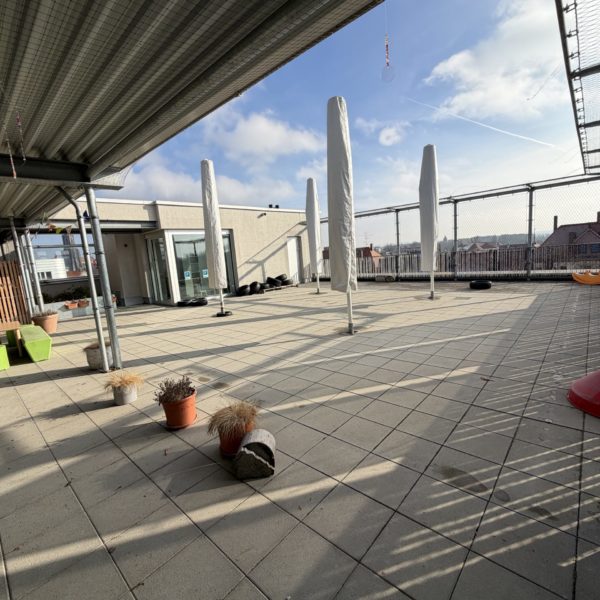 Dachterrasse mit Sonnenschirmen und freier Spielfläche